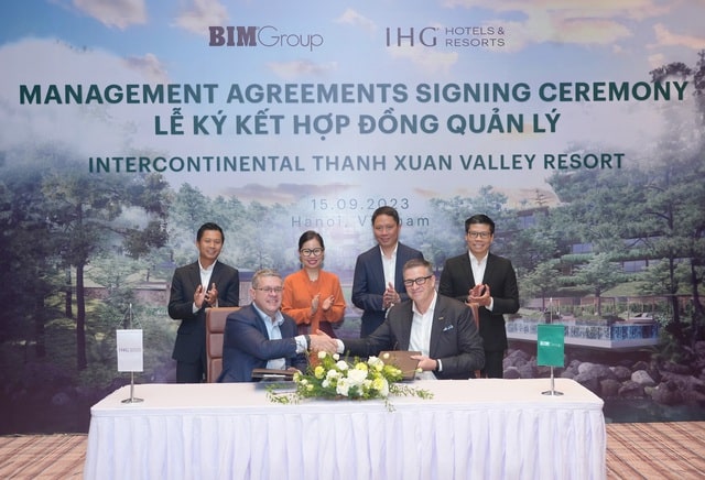 Ông Paul Cunningham, đại diện IHG® Hotels & Resorts và ông Adam Riley, đại diện BIM Group, tại lễ ký kết. Thỏa thuận hợp tác được hoàn thành với sự tư vấn từ phía đối tác Ark Capital Partners.